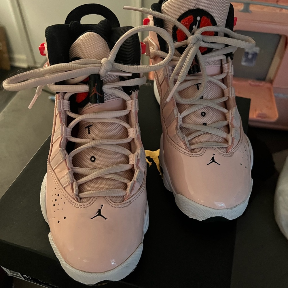 4.5 girls Jordan pink, barely worn, no creases